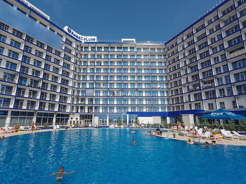 Огромный открытый бассейн на территории апартаментов в Севастополе